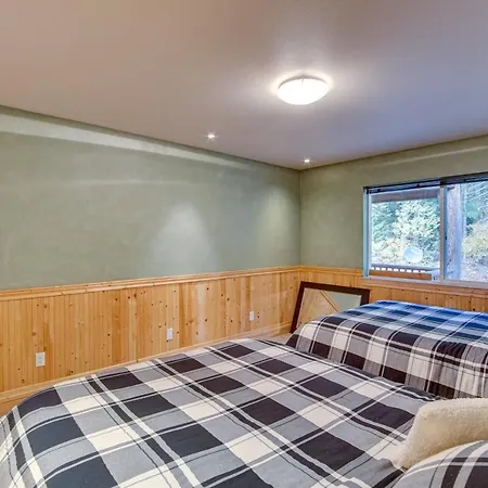 Pet-Friendly Easton Cabin With Deck And Fire Pit!